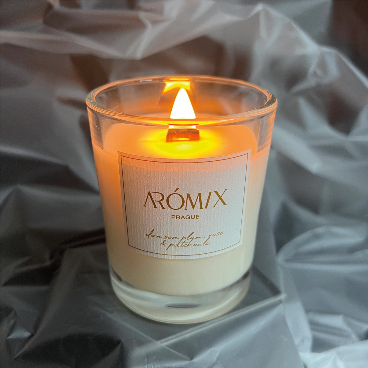 AROMIX Vonná sojová svíčka – Damson Plum, Rose & Patchouli